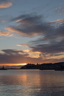 Akşam şehrin üzerinde renk zıt fırtınalı bulutlar