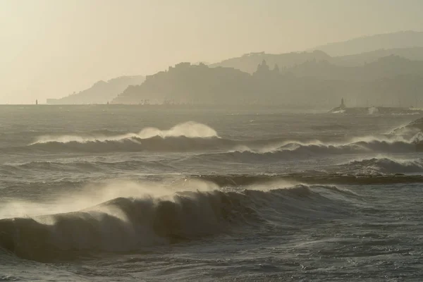 Stormande vågor närmar sig kusten staden — Stockfoto