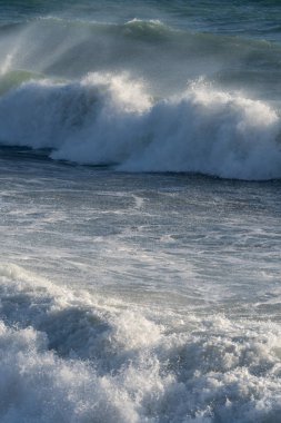 Sahilde kırma dalgalar