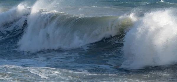 Onde che si infrangono sulla costa — Foto Stock