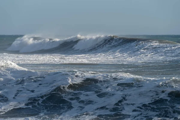 Ondas quebrando na costa — Fotografia de Stock