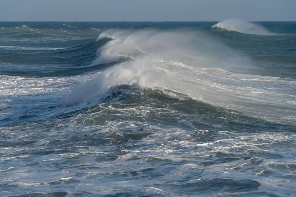 Onde che si infrangono sulla costa — Foto Stock