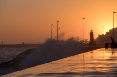 Pier deniz gün batımında