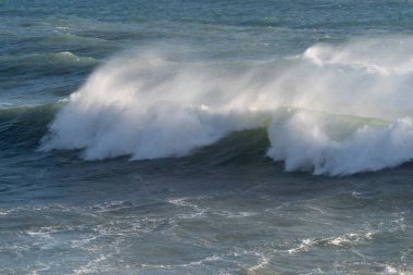 Sahilde kırma dalgalar