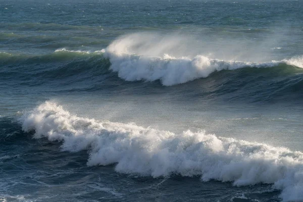 Onde che si infrangono sulla costa — Foto Stock