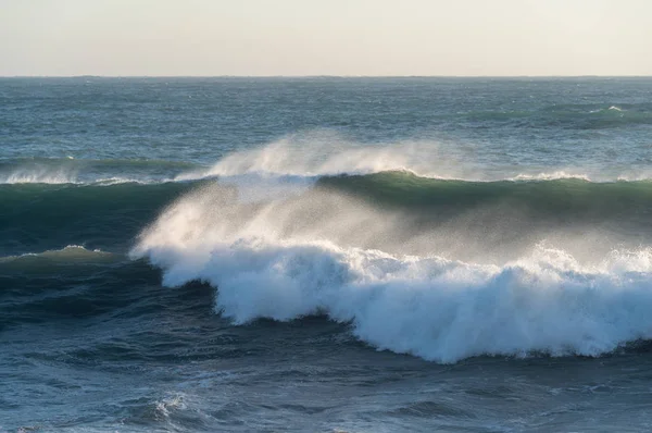 Onde che si infrangono sulla costa — Foto Stock