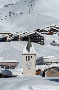 Breuil-Cervinia, İtalya. Çan kulesi kar kaplı