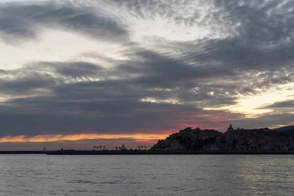 Stürmische Wolken mit kontrastierenden Farben über der Abendstadt — Stockfoto