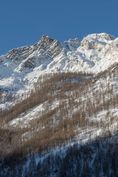 Италия, Червиния, заснеженные горы — стоковое фото