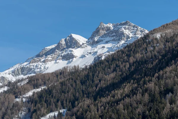 Itálie, Cervinia, sněhem pokryté hory — Stock fotografie