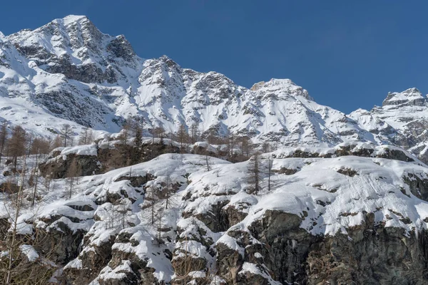 Itálie, Cervinia, sněhem pokryté hory — Stock fotografie