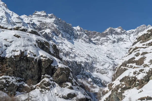 Itálie, Cervinia, sněhem pokryté hory — Stock fotografie