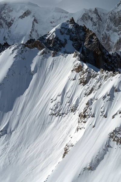 Montanhas cobertas de neve — Fotografia de Stock