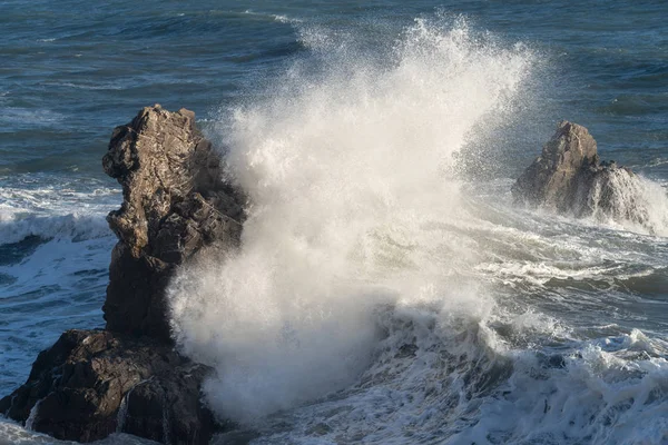 Mar Mediterrâneo. Itália. Espalhando ondas contra rochas — Fotografia de Stock