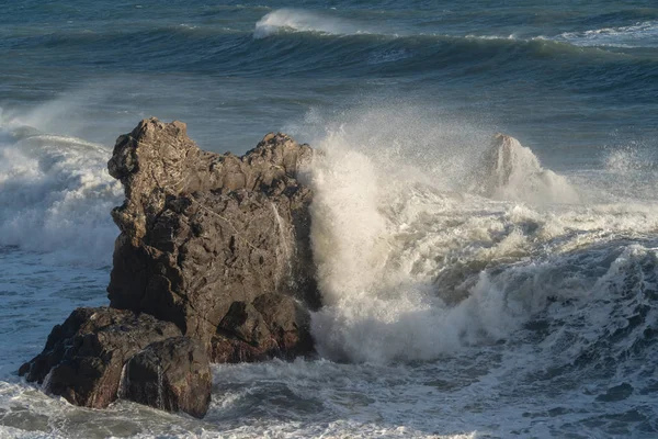 Mar Mediterrâneo. Itália. Espalhando ondas contra rochas — Fotografia de Stock