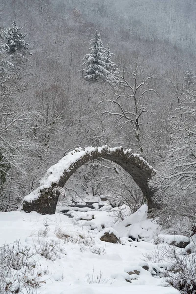 Arch bridge in mountains during winter, South Alps, Italy — Stock Photo, Image