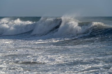 Sahilde kırma dalgalar