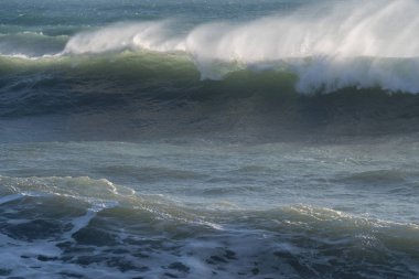 Sahilde kırma dalgalar