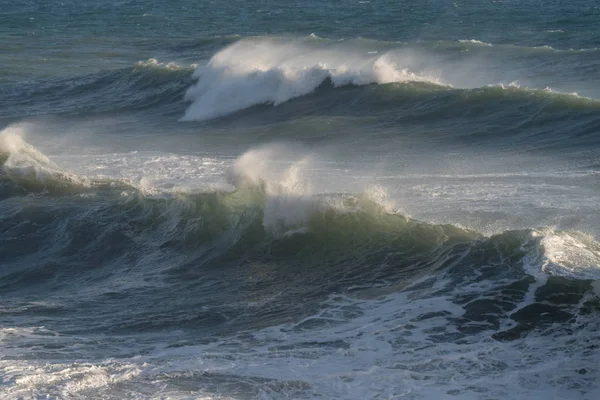 Ondas quebrando na costa — Fotografia de Stock