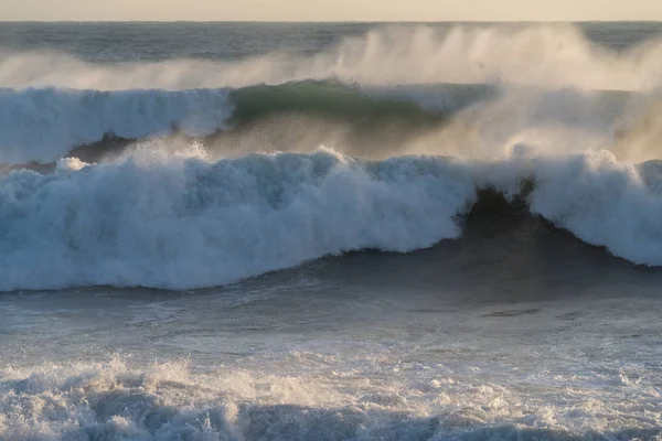 Olas rompiendo en la costa — Foto de Stock