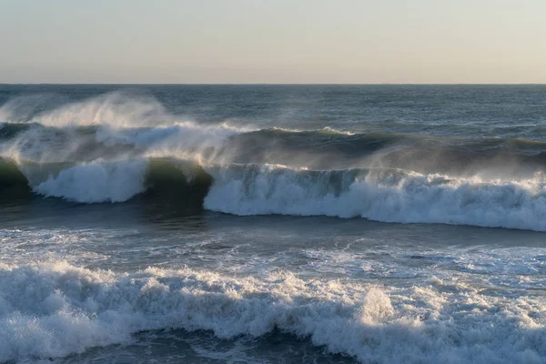 Vlny tříštící se o pobřeží — Stock fotografie