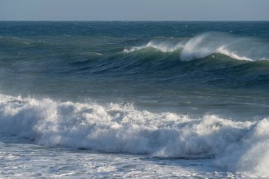 Sahilde kırma dalgalar