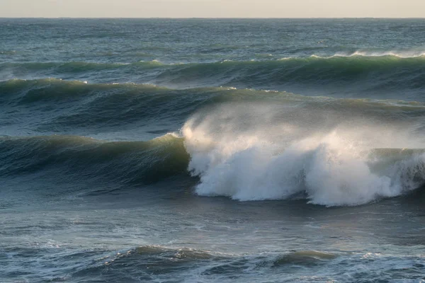 Vlny tříštící se o pobřeží — Stock fotografie
