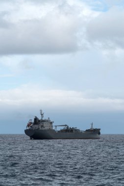 Denizde kargo gemisi