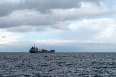 Denizde kargo gemisi