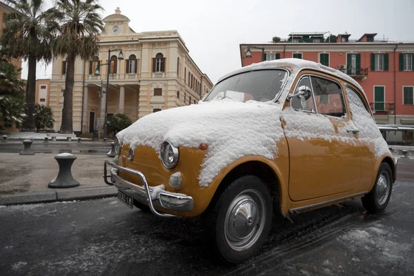 Klasické auto pod sněhem — Stock fotografie