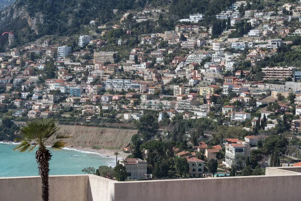 Sűrű lakások domboldalon helyezkedik el, a francia riviérán — Stock Fotó