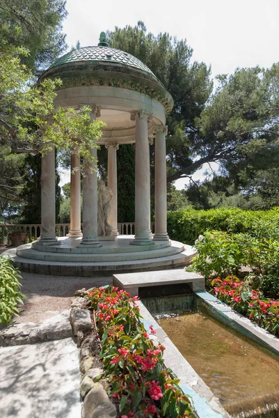 A szökőkutak és a Temple of Love, Villa Ephrussi de Rothschi — Stock Fotó