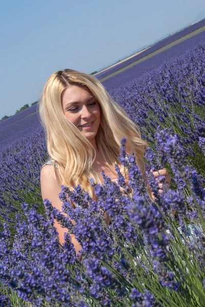 Mujer posando en el campo de lavanda, Provenza, Valensole, Francia — Foto de Stock