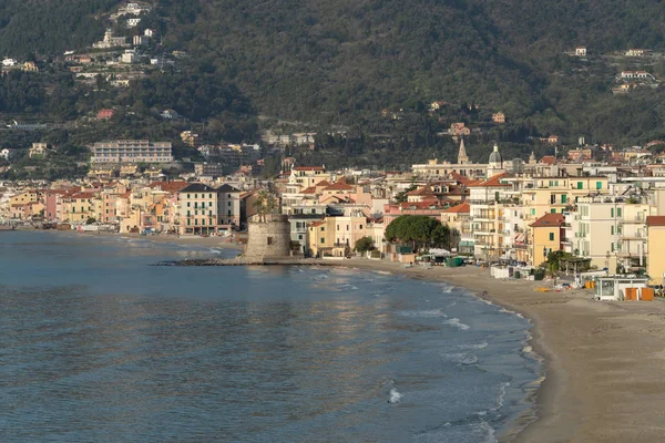 Riviera italiana. Fronte mare nella località di Alassio — Foto Stock