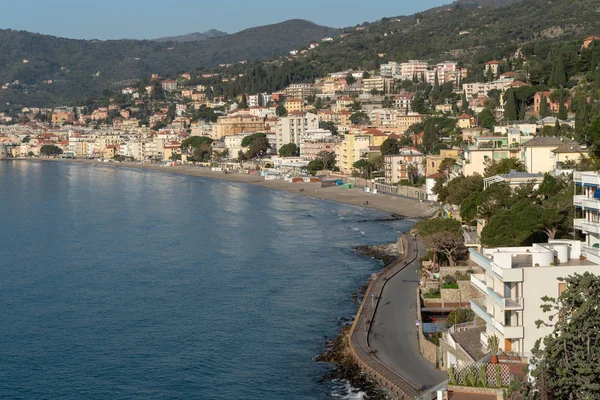 Italienische Riviera. Strandpromenade im Ferienort Alassio — Stockfoto