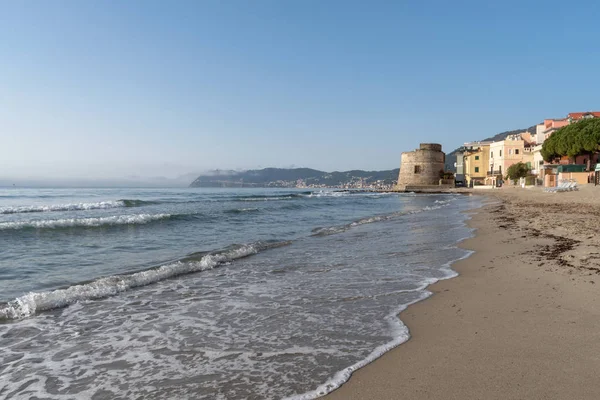 Italienische Riviera. Strandpromenade im Ferienort Alassio — Stockfoto