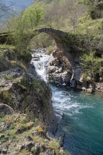 El puente del arco en las montañas, Alpes, Italia —  Fotos de Stock