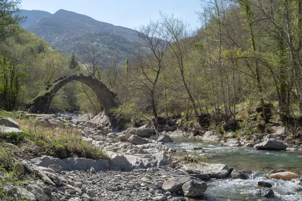 El puente del arco en las montañas, Alpes, Italia —  Fotos de Stock