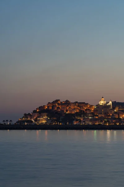 Italiaanse Riviera, Imperia in de avond — Stockfoto
