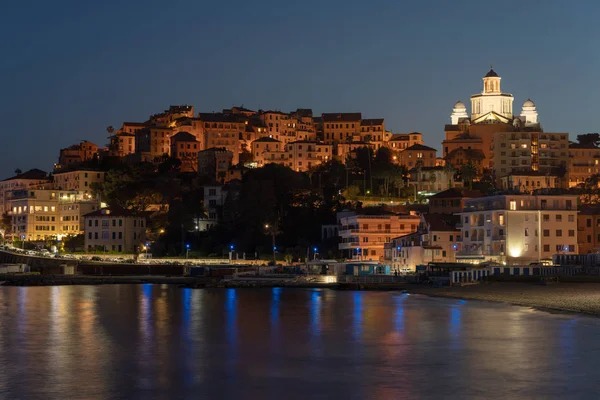 Italiaanse Riviera, Imperia per nacht — Stockfoto