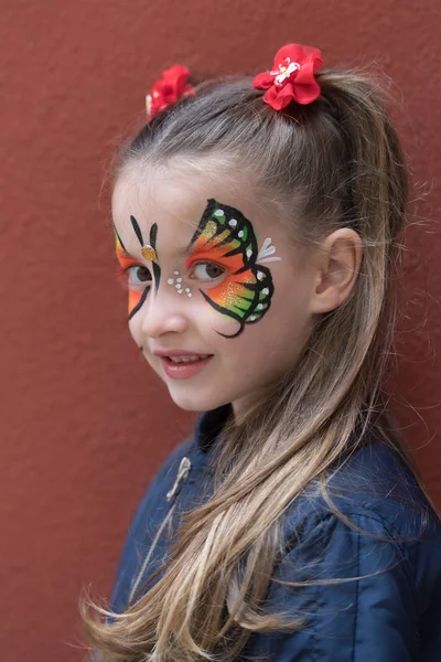 Primo Piano Ragazza Con Farfalla Dipinta Sul Viso — Foto Stock