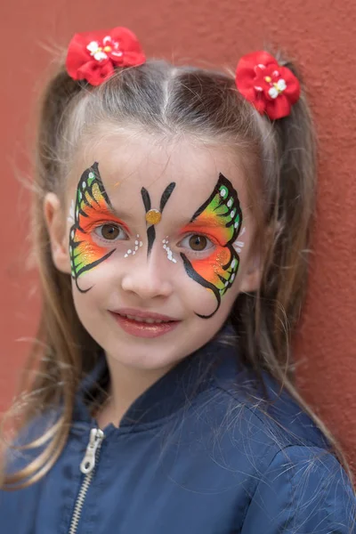 Primo Piano Ragazza Con Farfalla Dipinta Sul Viso — Foto Stock