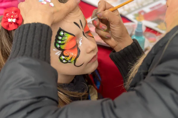 Kızın Yüzü Boyalı Kelebek Ile Yakın — Stok fotoğraf