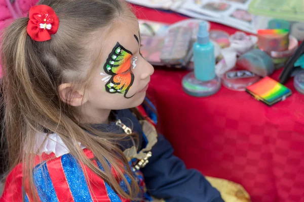 Primer Plano Chica Con Mariposa Pintada Cara — Foto de Stock