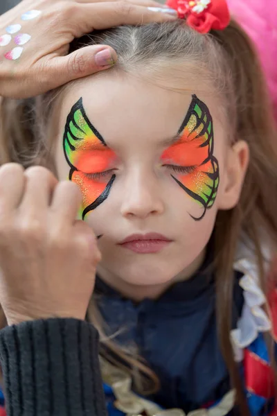 Nahaufnahme Eines Mädchens Mit Aufgemaltem Schmetterling — Stockfoto