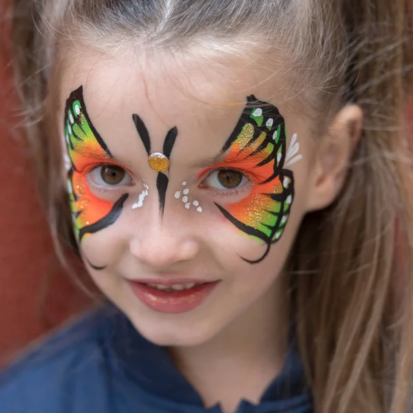 Primer Plano Chica Con Mariposa Pintada Cara —  Fotos de Stock