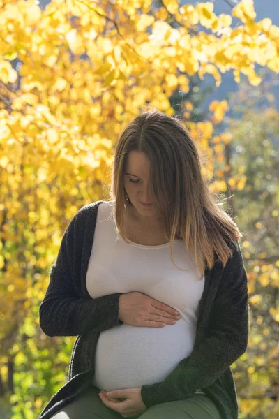 Mulher grávida no outono — Fotografia de Stock
