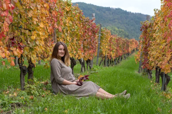 Pregnant woman in autumn vineyard — Stock Photo, Image