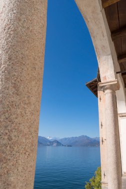 Maggiore Gölü Santa Caterina del Sasso Manastırı 'ndan görüldü.