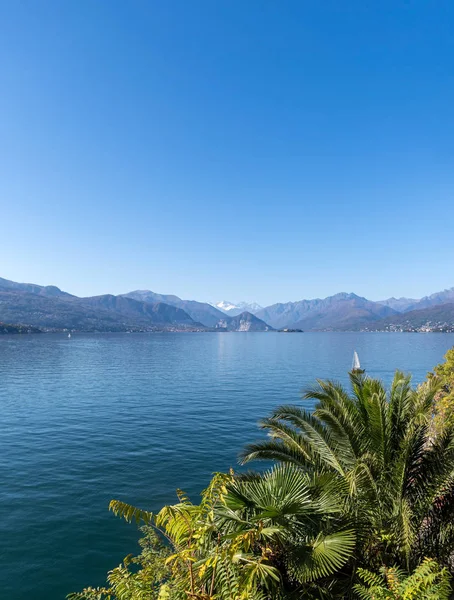 Lago Maggiore visto desde el monasterio Santa Caterina del Sasso, Ital — Foto de Stock